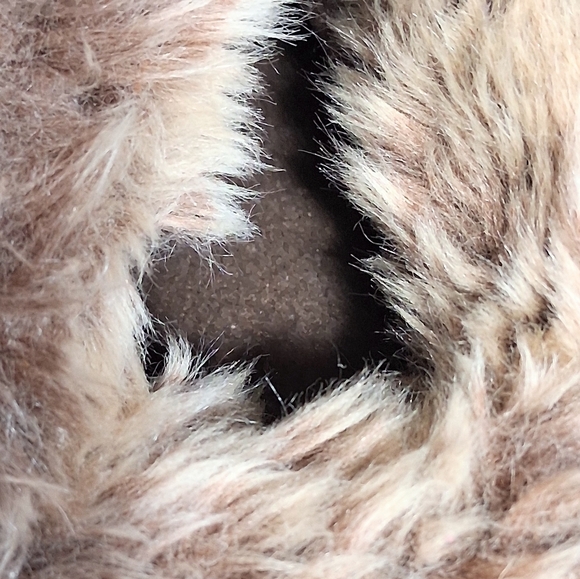 Women's Isotoner Size 8 Faux Fur Indoor/Outdoor Memory Foam Slippers - Picture 6 of 8